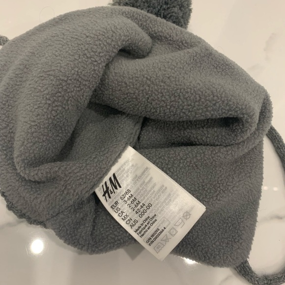 H&M. Baby winter hat. Fleece lined with a pompom. EUC ❄️ - Picture 2 of 2